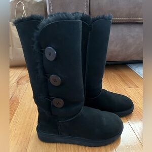 Ugh Bailey with buttons